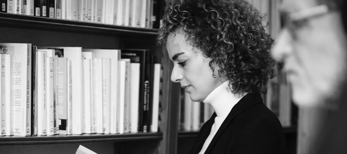 Une lectrice dans la bibliothèque